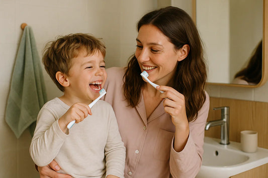 Enfant et maman en pyjama se brossant les dents ensemble dans une salle de bain scandinave pastel, moment complice du soir.